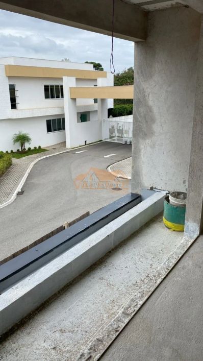 Sobrado em condomínio à venda em Curitiba-PR, bairro Santa Cândida. Com 4 quartos, 2 suítes, 4 banhe