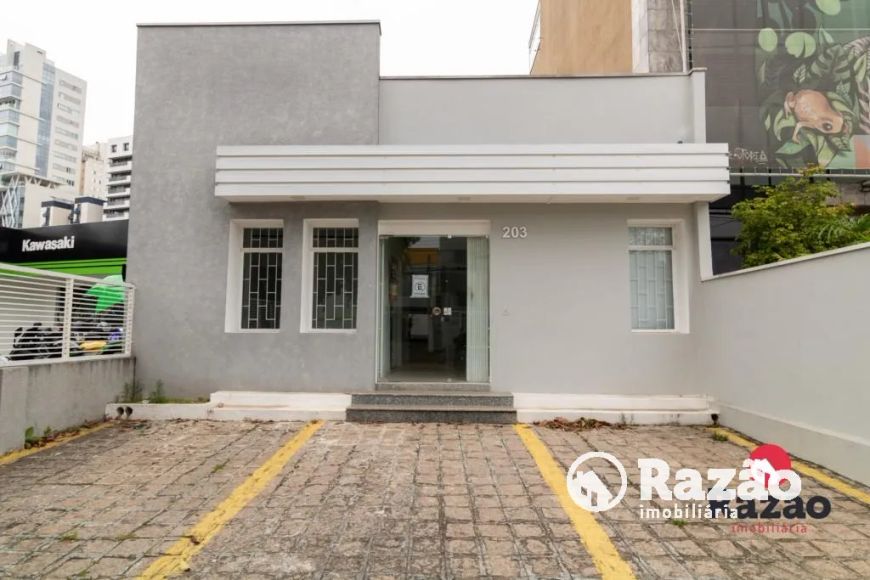 Casa com 300 m² no Batel