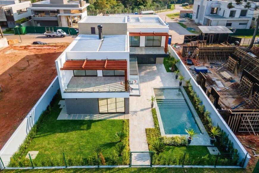 Casa nova com 4 suítes ,Piscina e altíssimo padrão em condomínio fechado.