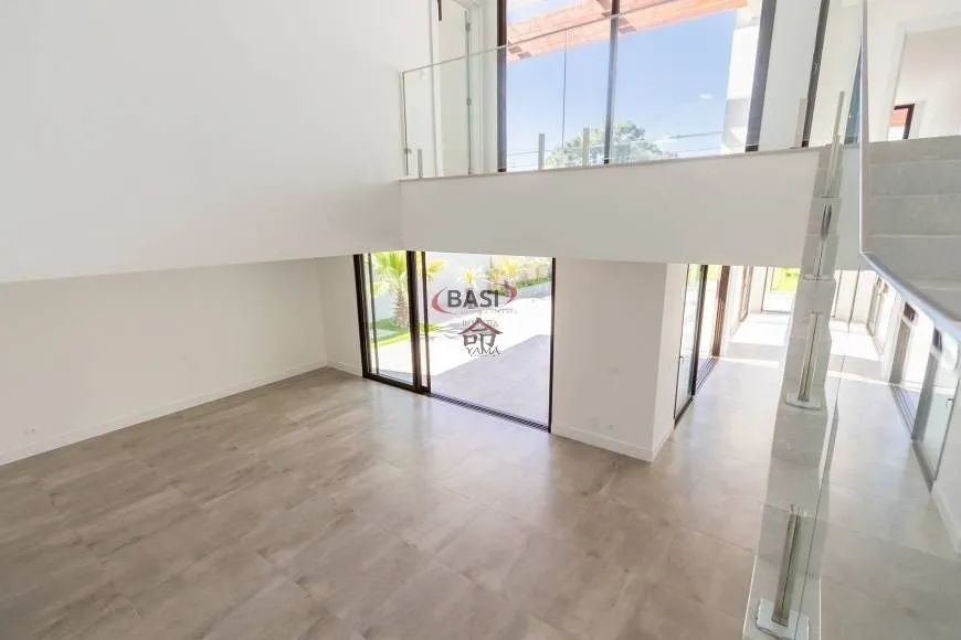 Casa nova com 4 suítes ,Piscina e altíssimo padrão em condomínio fechado.
