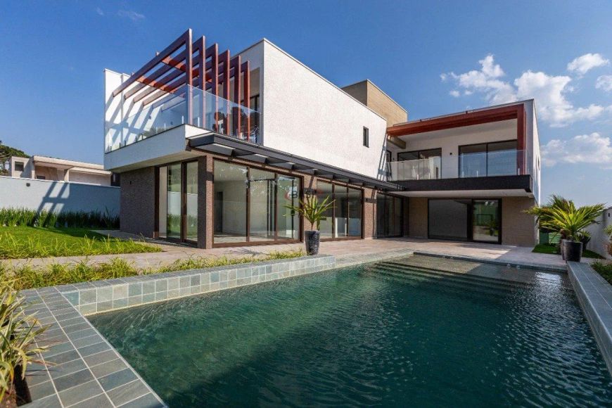 Casa nova com 4 suítes ,Piscina e altíssimo padrão em condomínio fechado.