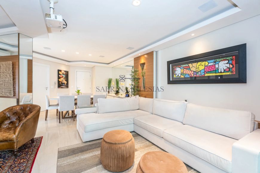 Apartamento semimobiliado com 2 suítes à venda no Centro Cívico em Curitiba