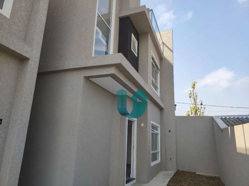 Sobrado triplex novo, não geminado, em condomínio - 3 quartos c/ suite, 2 vagas no Xaxim