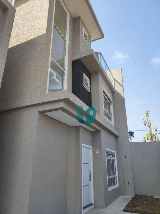 Sobrado triplex novo, não geminado, em condomínio - 3 quartos c/ suite, 2 vagas no Xaxim