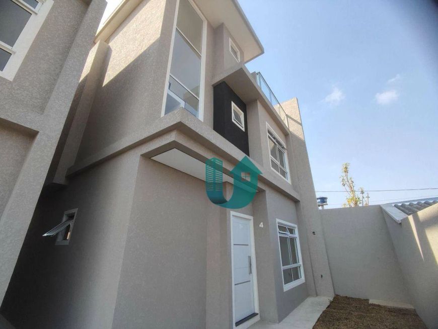 Sobrado triplex novo, não geminado, em condomínio - 3 quartos c/ suite, 2 vagas no Xaxim
