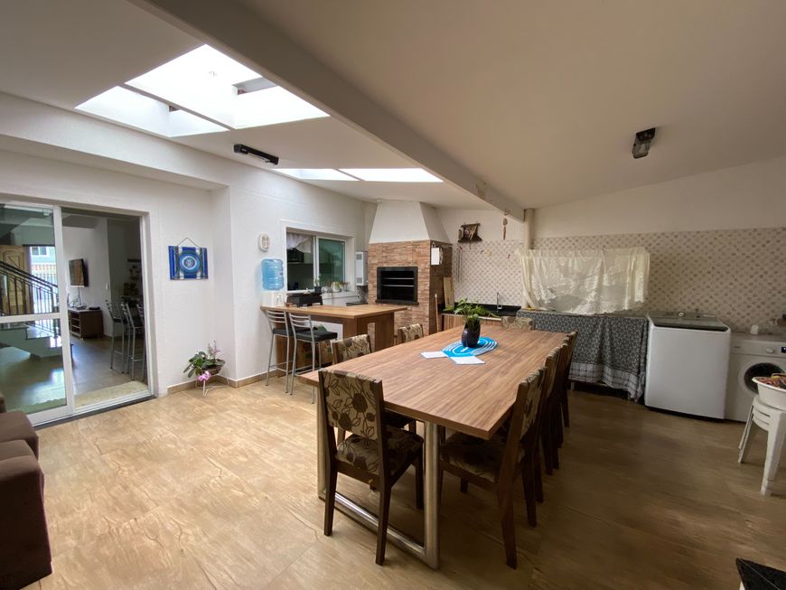 Sobrado com 3 dormitórios e espaço gourmet!