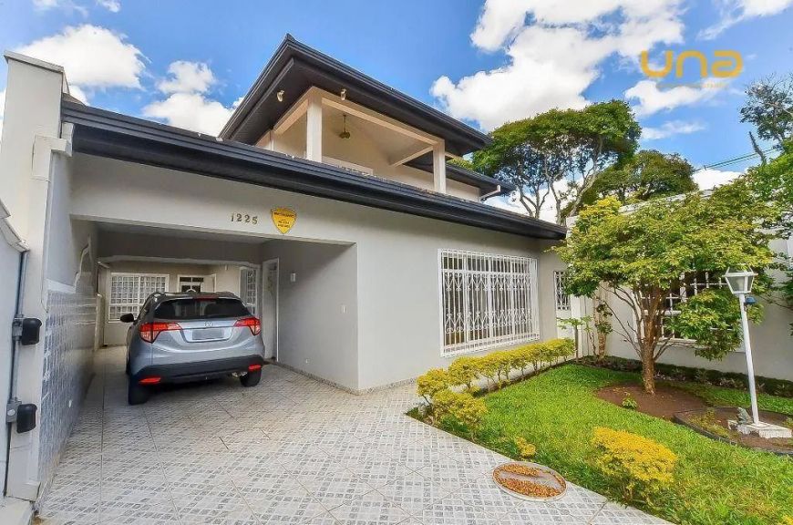 Casa à Venda com 398m² úteis - lote 416m² - Bairro Água Verde em Curitiba/PR