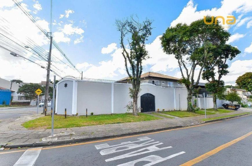Casa à Venda com 398m² úteis - lote 416m² - Bairro Água Verde em Curitiba/PR
