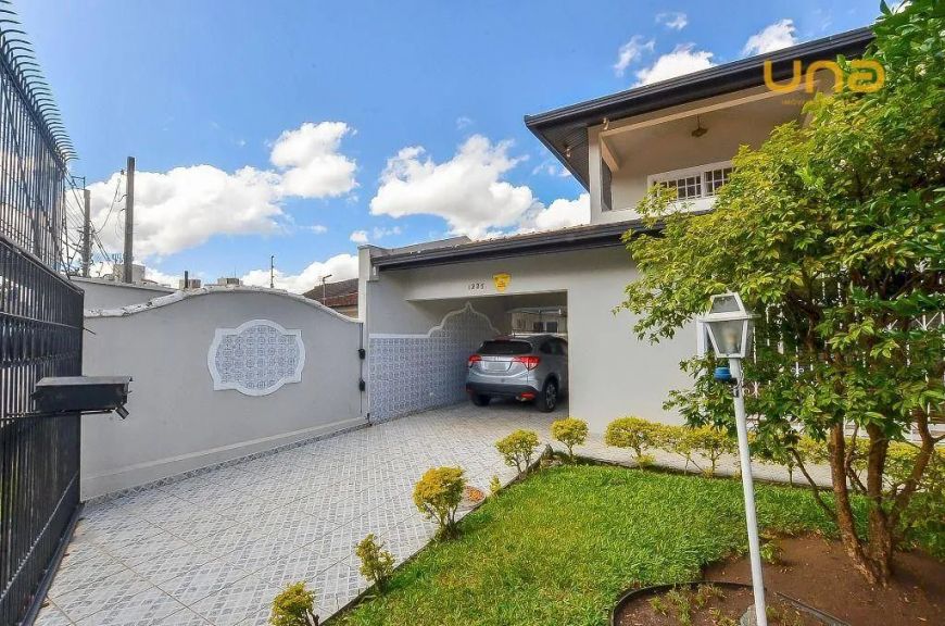 Casa à Venda com 398m² úteis - lote 416m² - Bairro Água Verde em Curitiba/PR