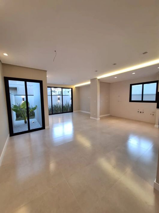 Santa Cândida, Casa em Condomínio Clube, 151 metros privativos, 3 suítes e um amplo terraço com pre