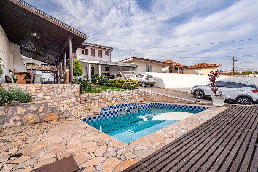 Casa com piscina!