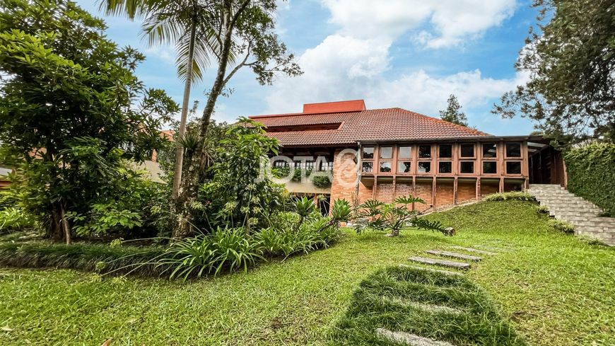 CASA COM TERRENO DE 1.878M2 (ZR-2) AO LADO DO PARQUE TINGUI Casa com excelente terreno no Parque Tin
