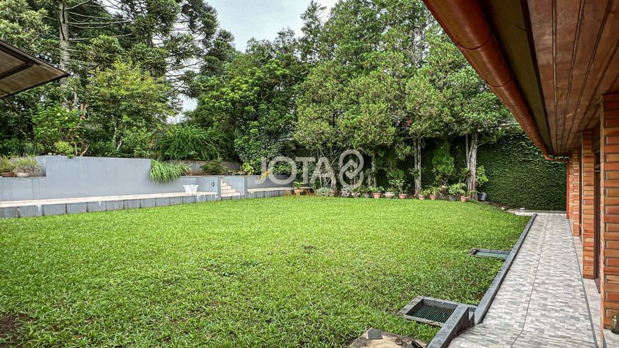 CASA COM TERRENO DE 1.878M2 (ZR-2) AO LADO DO PARQUE TINGUI Casa com excelente terreno no Parque Tin