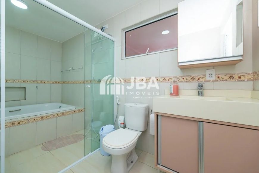 CASA COM 4 QUARTOS NO HAUER