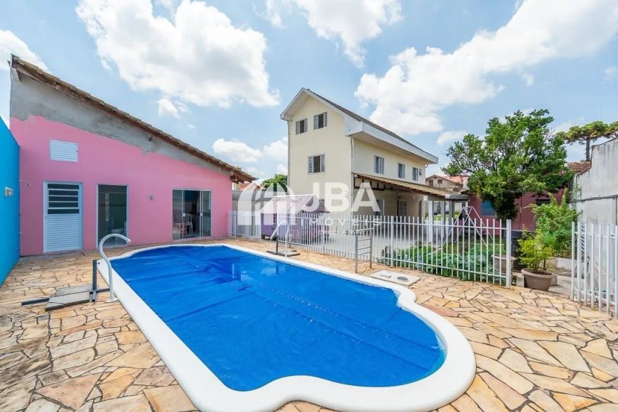 CASA COM 4 QUARTOS NO HAUER