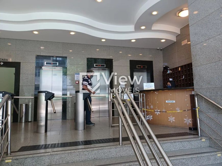 Sala Comercial reformada, bem localizada no centro de Curitiba.