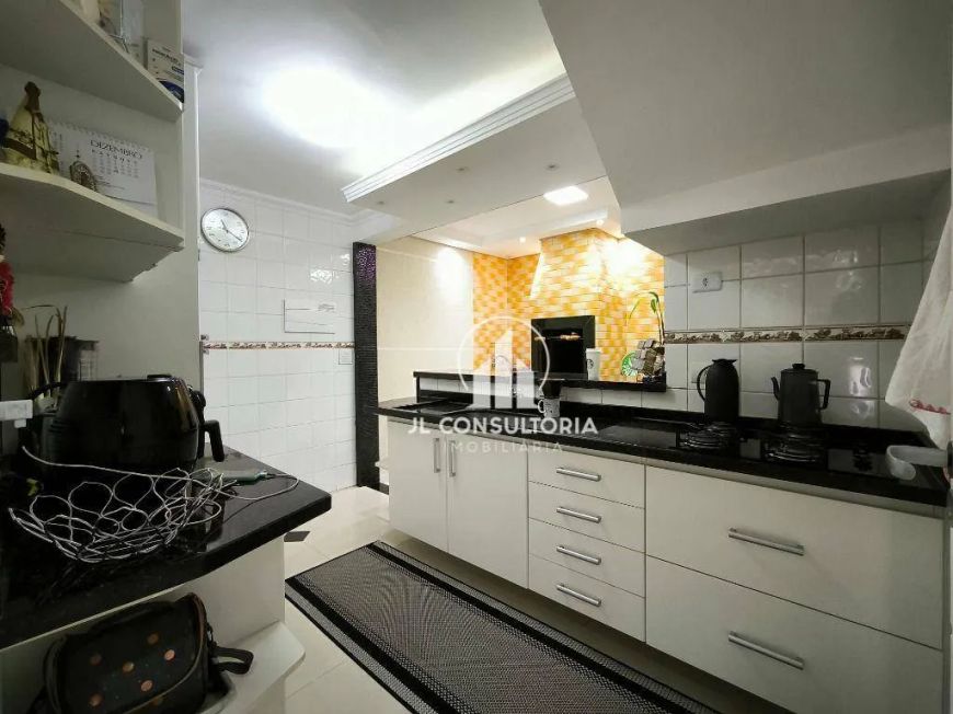 Sobrado mobiliado no Alto Boqueirão com três quartos e ótimo padrão de acabamento