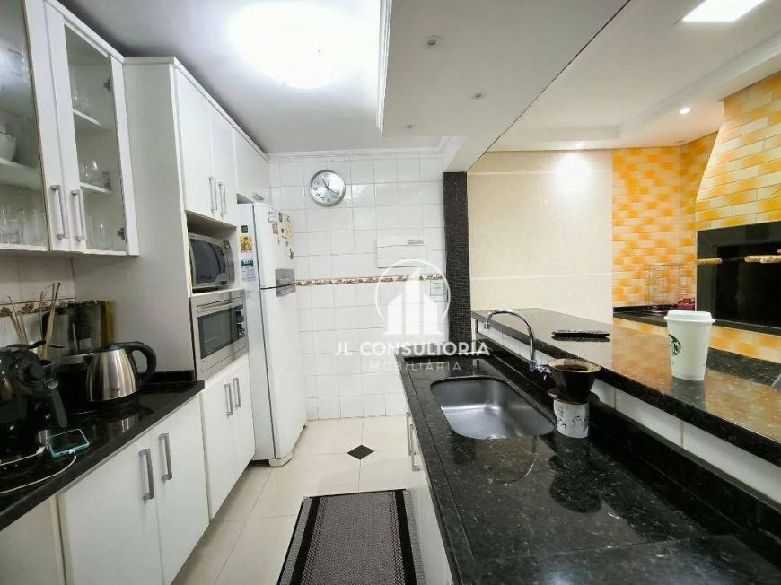 Sobrado mobiliado no Alto Boqueirão com três quartos e ótimo padrão de acabamento