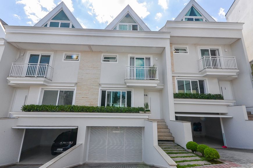 Vende-se sobrado em condomínio fechado 278 m² com 3 suítes em Santo Inácio - Curitiba - PR
