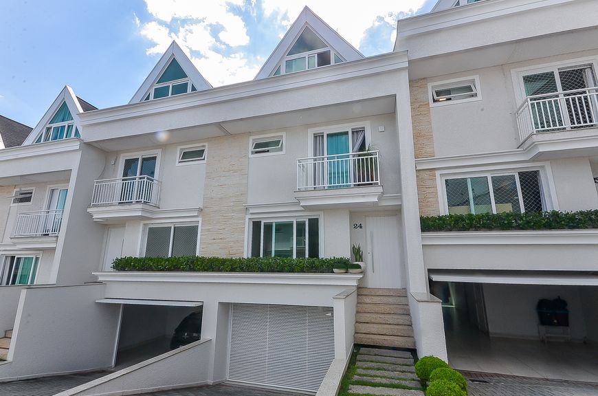 Vende-se sobrado em condomínio fechado 278 m² com 3 suítes em Santo Inácio - Curitiba - PR