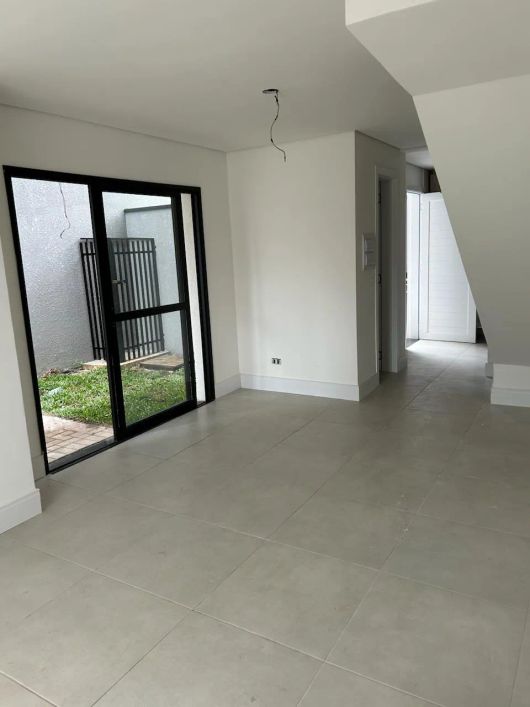 Sobrado para venda possui 119 metros quadrados com 3 quartos no bairro Xaxim