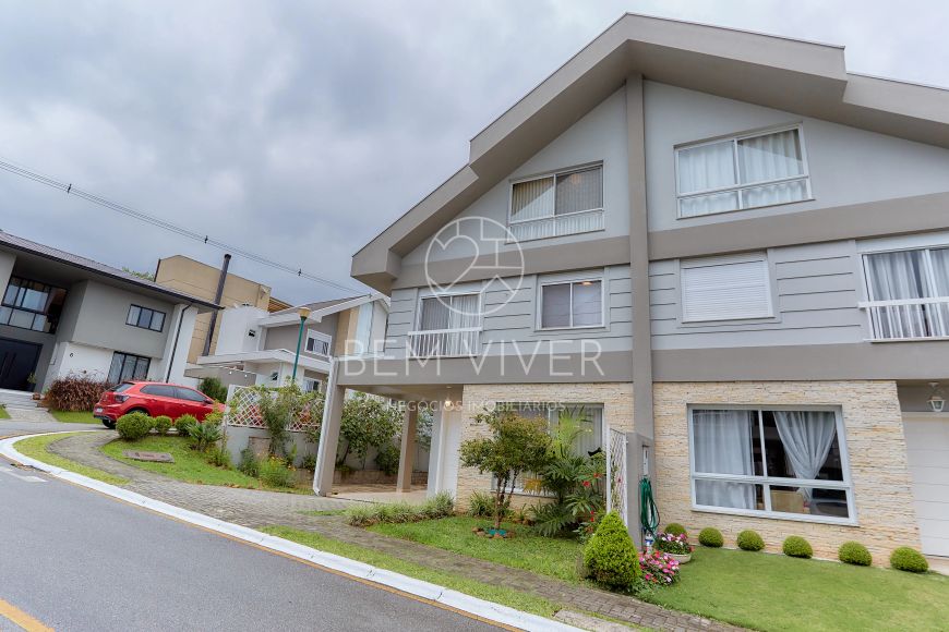Casa Cond Clube, 150m2, 04 quartos (02 suítes), Jardim, 03 vagas, piscina, ar-condicionado