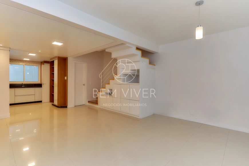 Casa Cond Clube, 150m2, 04 quartos (02 suítes), Jardim, 03 vagas, piscina, ar-condicionado