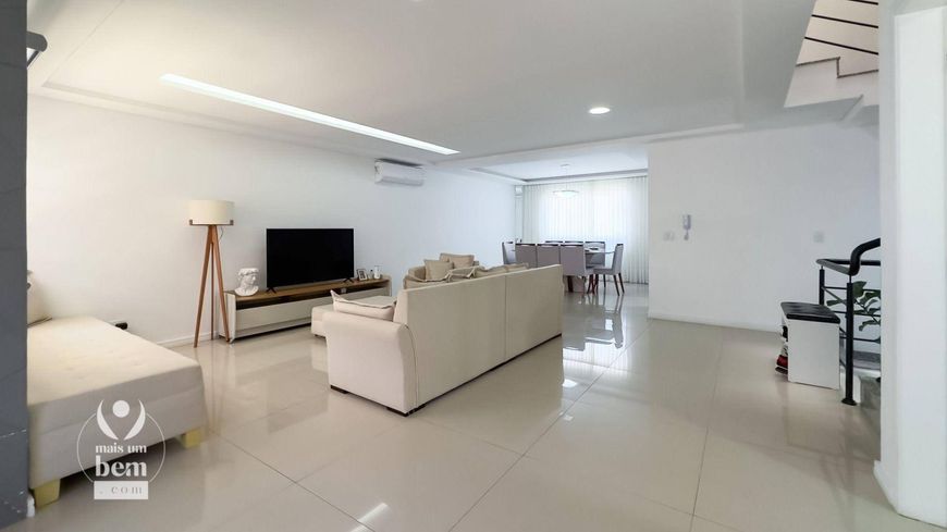 Sobrado com 316 m² - 5 Quartos - 4 Suítes, 1 Lareira, 1 Churrasqueira – 4 vagas, à venda por R$ 1.73