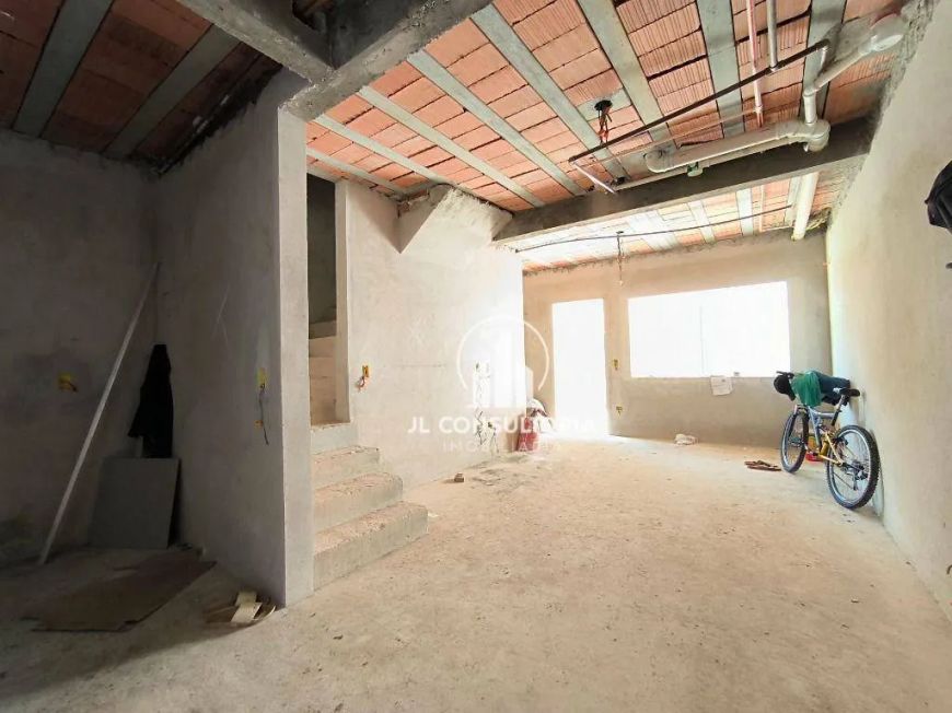 Sobrado no Pinheirinho com 04 quartos sendo uma suíte e terraço aberto