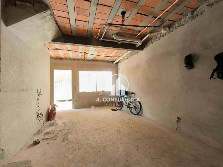 Sobrado no Pinheirinho com 04 quartos sendo uma suíte e terraço aberto