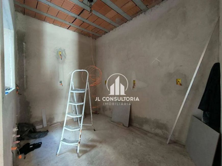 Sobrado no Pinheirinho com 04 quartos sendo uma suíte e terraço aberto