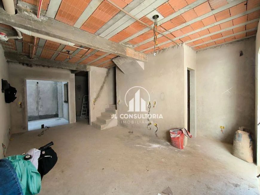 Sobrado no Pinheirinho com 04 quartos sendo uma suíte e terraço aberto