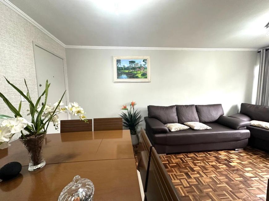 Apartamento espaçoso com 80m² contendo 3 quartos e 1 vaga no Bacacheri