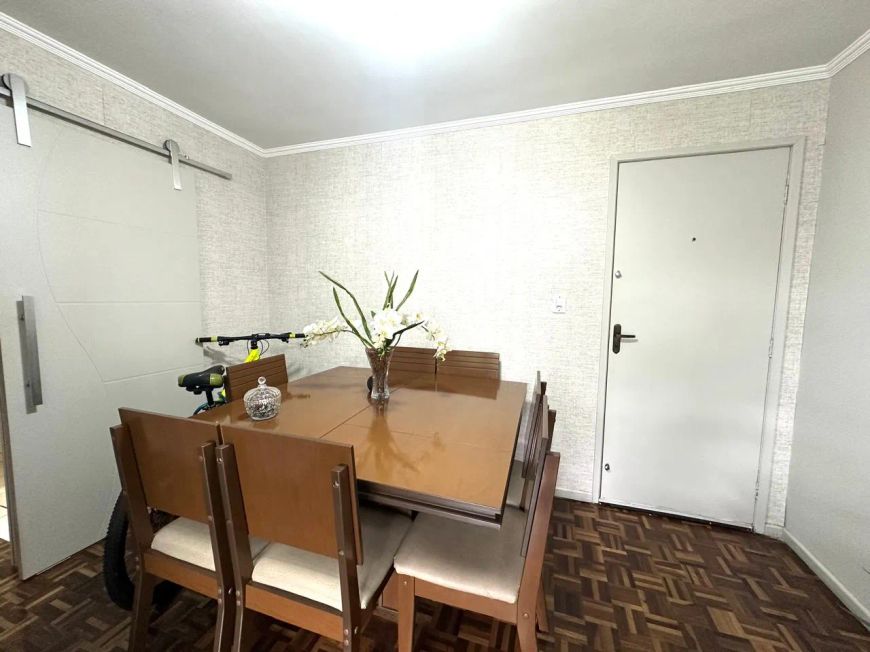 Apartamento espaçoso com 80m² contendo 3 quartos e 1 vaga no Bacacheri