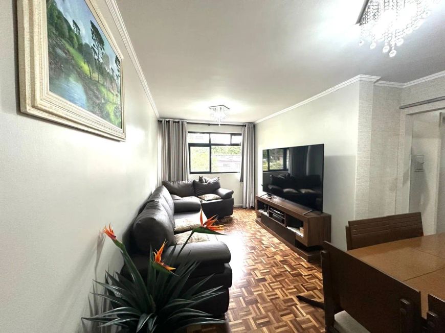 Apartamento espaçoso com 80m² contendo 3 quartos e 1 vaga no Bacacheri