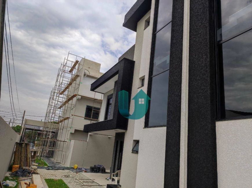 Sobrados Triplex novos, não geminados - 3 quartos c/ suite, 2 vagas no Xaxim
