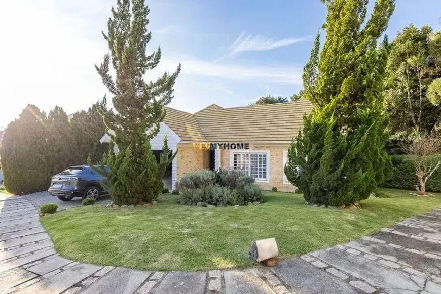 Casa em condomínio com Jardim e Deck com churrasqueira. More a 5 min do Parque B