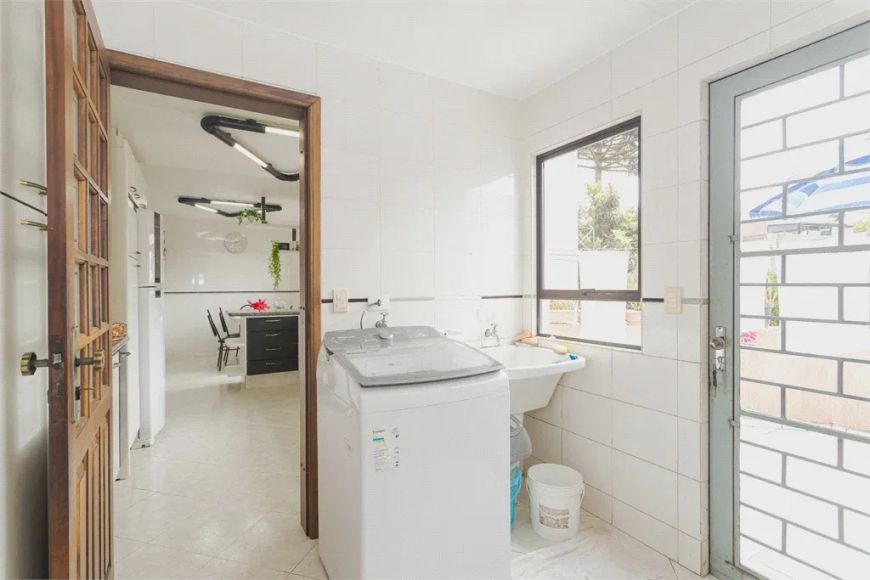Sobrado para venda possui 366 metros quadrados com 4 quartos em Água Verde - Curitiba - PR