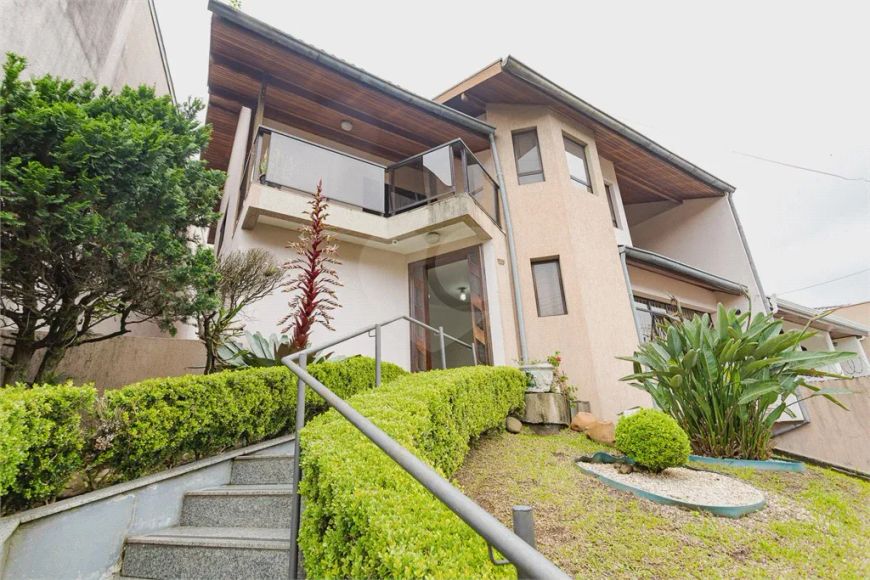 Sobrado para venda possui 366 metros quadrados com 4 quartos em Água Verde - Curitiba - PR