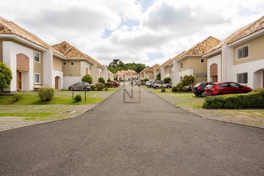Sobrado com 3 quartos sendo 1 suite no Guabirotuba!