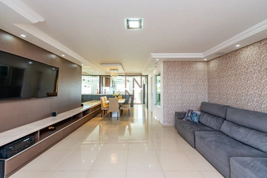 Sobrado triplex com quintal e 4 dórmitorios no Pinheirinho!