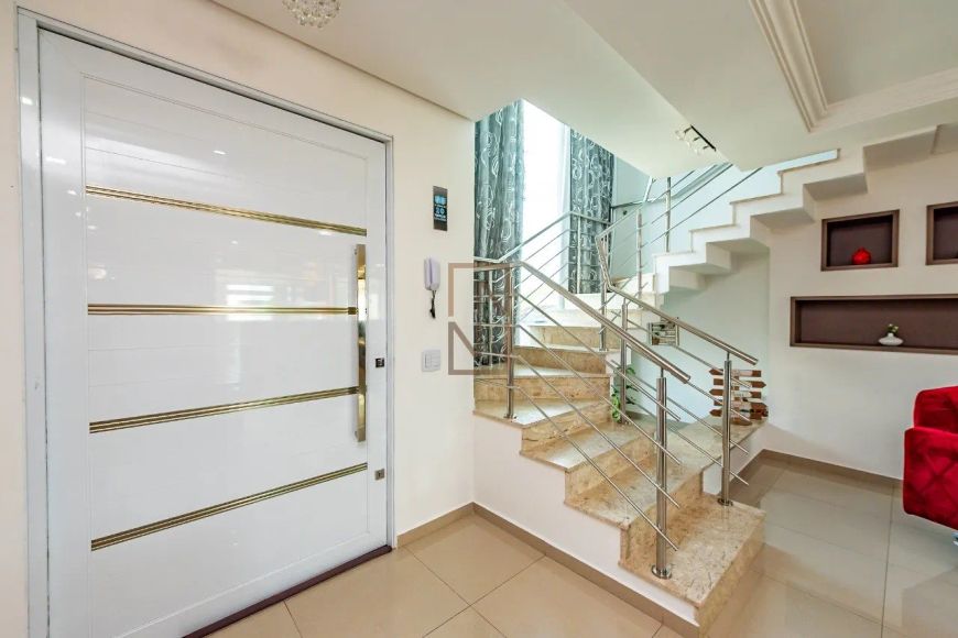 Sobrado triplex com quintal e 4 dórmitorios no Pinheirinho!