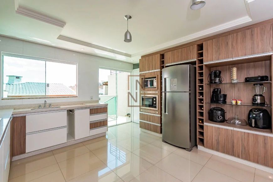 Sobrado triplex com quintal e 4 dórmitorios no Pinheirinho!