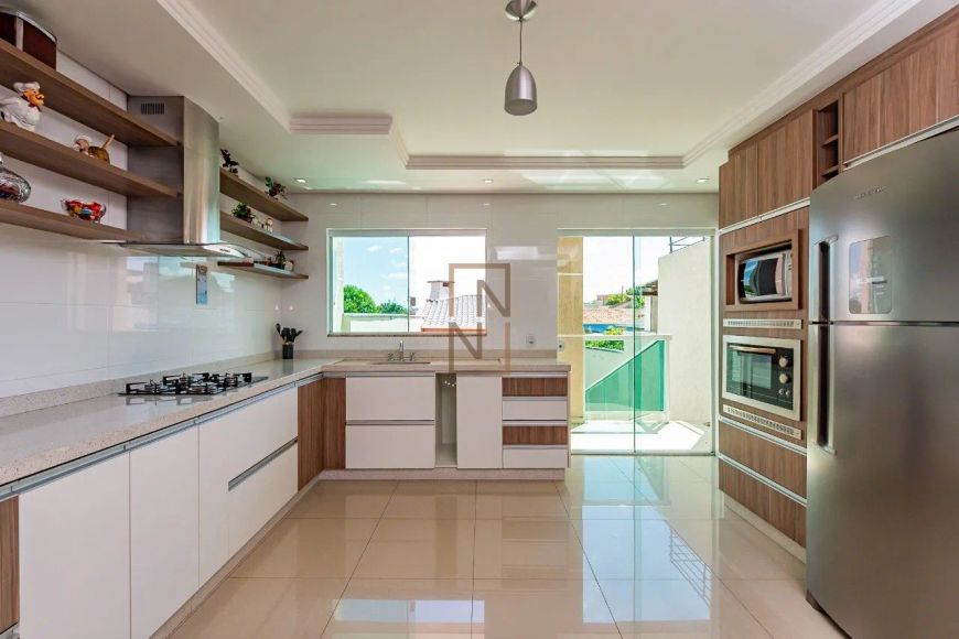Sobrado triplex com quintal e 4 dórmitorios no Pinheirinho!