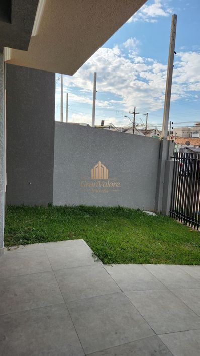 Sobrado de frente para rua próximo a Av. Salgado Filho