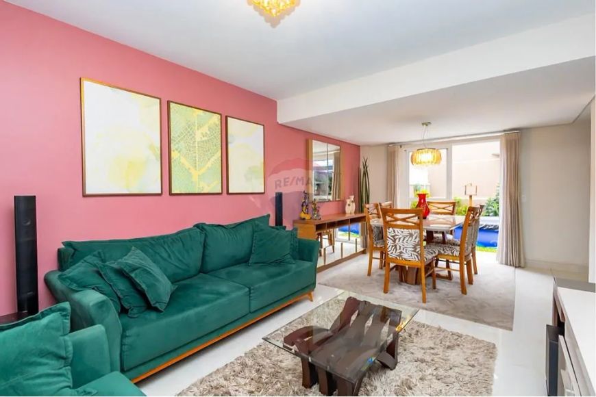 Sobrado Triplex de 147m² no Pilarzinho: 3 Quartos, Suíte, Ático, 4 Banheiros e Jardim Privativo!