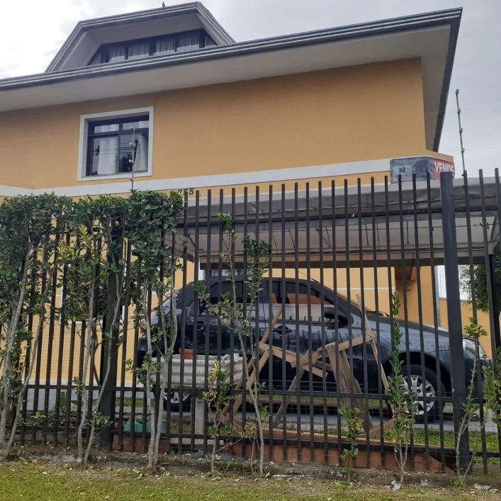Sobrado Padrão para Venda em Capão Raso Curitiba-PR