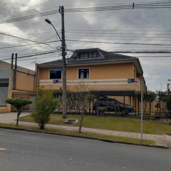 Sobrado Padrão para Venda em Capão Raso Curitiba-PR
