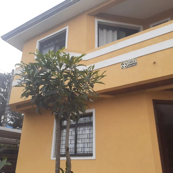 Sobrado Padrão para Venda em Capão Raso Curitiba-PR