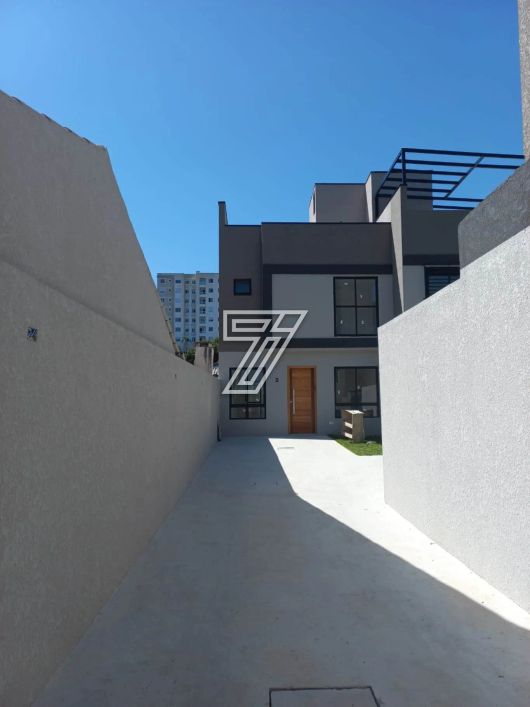 Sobrado em condomínio a venda possui 147m² com 3 quartos no Lindóia - Curitiba - PR